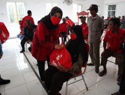 Ineu Purwadewi Sundari Prihatin Banyak Warga Lansia  Terdampak Banjir di Desa Tegalaren Majalengka