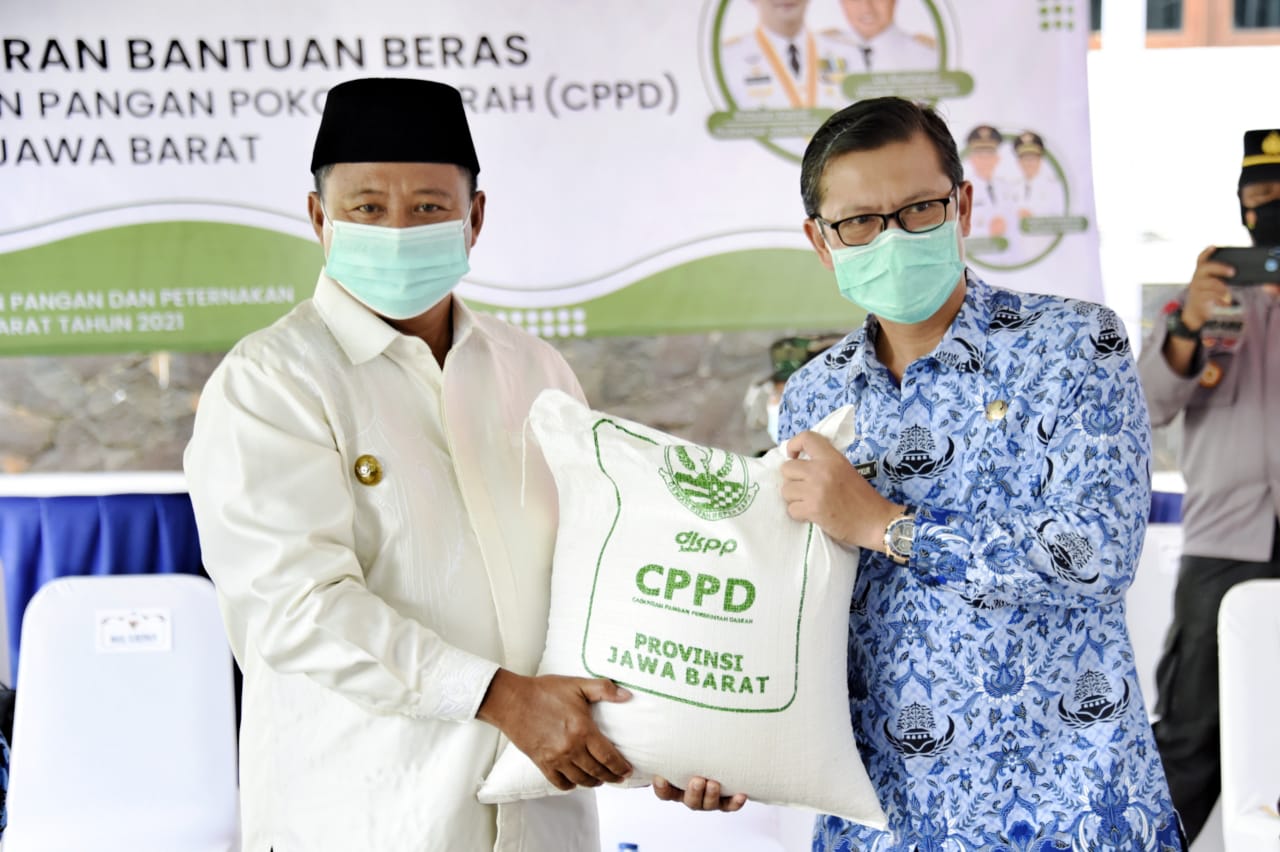 Subang, Brilianews.com - Pemdaprov Jabar menyalurkan 159 ton beras untuk 117.288 warga di 18 kecamatan