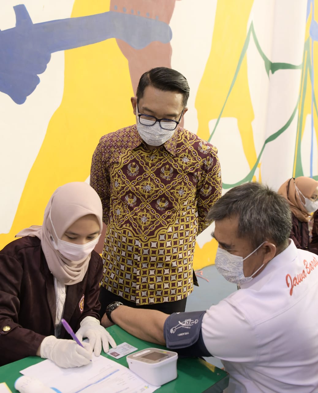 Gubernur Jabar Ridwan Kamil meninjau vaksinasi massal bagi para atlet PON dan Peparnas di Sport Arcamanik, Kota Bandung, Senin (5/4/2021). (Foto: Biro Adpim Jabar)