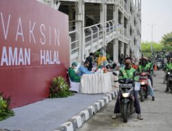 Ridwan Kamil Dampingi Presiden Jokowi Tinjau Vaksinasi Massal di RSUI Depok