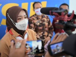 Atalia Ridwan Kamil Serahkan Hadiah Rumah dan Motor kepada Pejuang COVID-19