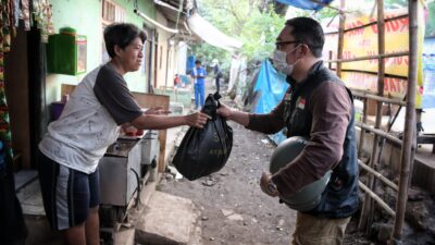 Ridwan Kamil Salurkan Bantuan kepada Warga Kabupaten Bekasi Terdampak PPKM