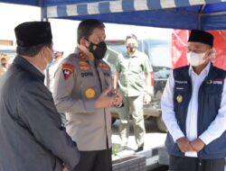 Wagub Jabar Uu Ruzhanul Ulum Tinjau Sentra Vaksinasi dan Vaksinasi Massal di Bandung