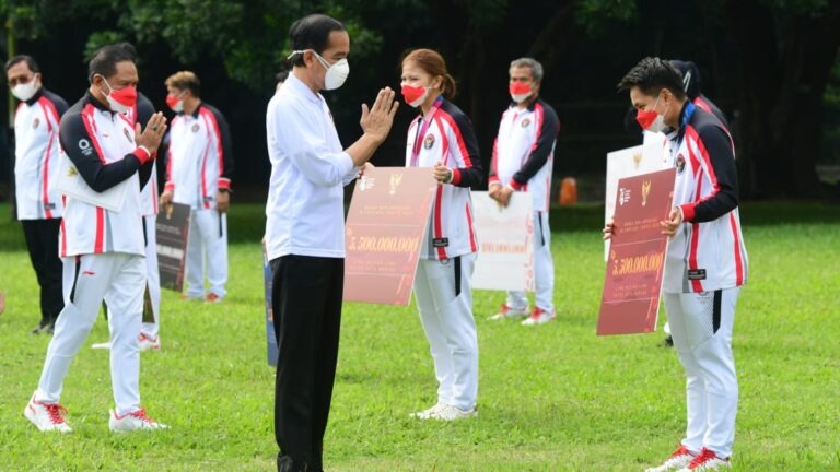 Presiden Serahkan Bonus Apresiasi bagi Atlet Indonesia di Olimpiade Tokyo