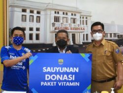 PT Persib Bandung Bermartabat Serahkan Bantuan Vitamin Untuk Warga