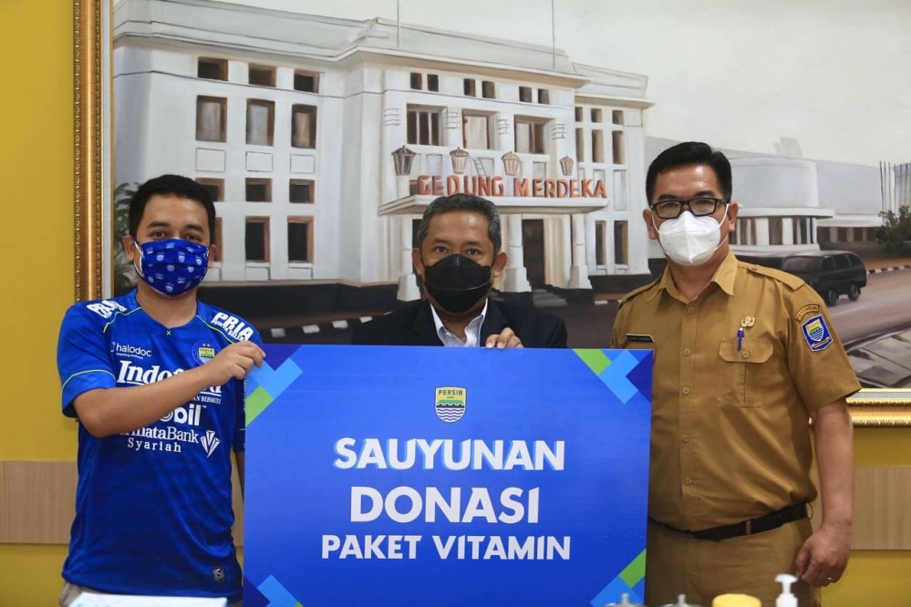 PT Persib Bandung Bermartabat Serahkan Bantuan Vitamin Untuk Warga