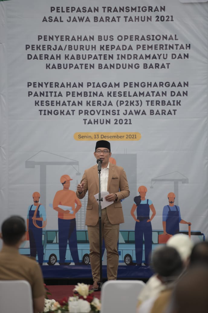 Ridwan Kamil Berangkatkan 69 Transmigran Jabar ke Aceh dan Kalteng