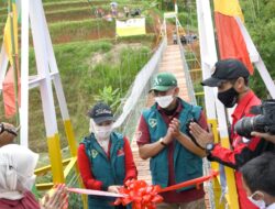 Ridwan Kamil Apresiasi Pembangunan Jembatan oleh Komunitas