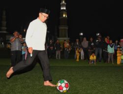 Ridwan Kamil Bermain Bola Dengan Anak-anak Majalengka