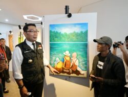 Resmikan Creative Center Sumedang, Ridwan Kamil Beli Lukisan Diri dan Keluarga saat di Sungai Aare Swiss