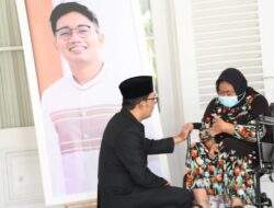 Berawal dari Laporan Warga, Gubernur Ridwan Kamil Beri Bantuan Ibu yang Sakit di Babakan Ciparay Bandung