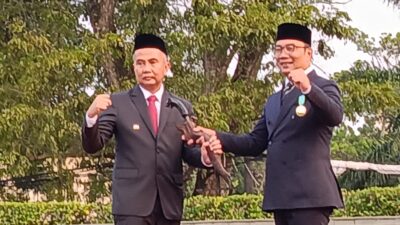 Serahkan Kujang Pusaka Kepada Pj Gubernur, Ridwan Kamil Titip Masyarakat Jabar