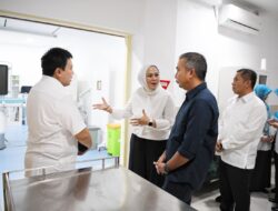 Bey Machmudin Tinjau Alun-alun Karawang Hasil Revitalisasi