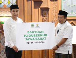 Tarling di Pusdai, Bey Serahkan Santunan kepada Duafa dan Marbut