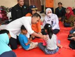 Bey Machmudin Tinjau Lokasi Banjir Bandang dan Longsor di Cipongkor Bandung Barat