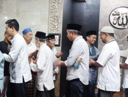 Penjabat Gubernur Bey Machmudin Tarawih di Masjid Tertua di Bandung