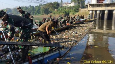 Sebanyak 62 Meter Kubik Sampah Diangkat dari Kawasan Jembatan Babakan Sapan Desa Selacau Kabupaten Bandung Barat