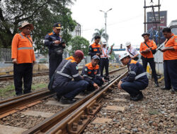 Tingkatkan Keamanan Perjalanan Kereta Api, KAI Daop 2 Bandung Rutin Lakukan Pemeriksaan Jalur