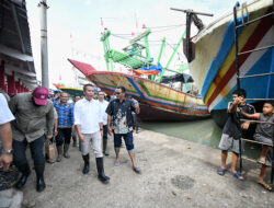 Bey Machmudin Tinjau Banjir Rob di Indramayu