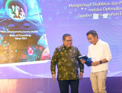 WJES 2024, Bey Machmudin Terima Buku Putih Kebijakan Ekonomi Daerah dari BI
