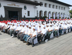Jabar Pecahkan Rekor MURI, Pemakaian Sarung Tenun oleh 40 Ribu ASN