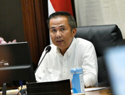 Pilkada Serentak 2024: Bey Salurkan Hak Pilih di Tanggerang Selatan, Banten