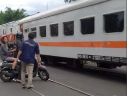 Pengguna Motor Nyaris Tertemper Kereta Api, PT KAI Daop 2 Bandung Imbau Pengguna Jalan untuk Patuhi Aturan di Perlintasan Sebidang