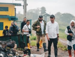 Bey Machmudin Tinjau Banjir di Solokanjeruk dan Dayeuhkolot Kabupaten Bandung