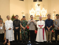Wamendagri bersama Pj Gubernur Jabar Tinjau Ibadah Malam Natal di Kota Bandung