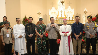 Wamendagri bersama Pj Gubernur Jabar Tinjau Ibadah Malam Natal di Kota Bandung