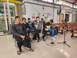 Selama Angkutan Nataru, Pelanggan KA di Stasiun Bandung, Kiaracondong, dan Cicalengka Dapat Hiburan Live Musik