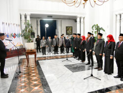 Bey Machmudin Lantik Anggota KPID Jawa Barat Periode 2024-2027