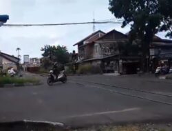 Nekad Terobos Pintu Perlintasan Sebidang, Pengendara Motor Hampir Tertemper KA