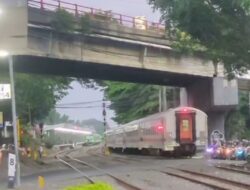 KAI Daop 2 Bandung Ingatkan Pengendara Untuk Tidak Menerobos Pintu Perlintasan : “Nyawa Taruhannya”