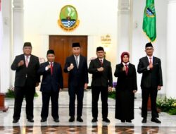 Bey Machmudin Lantik Komisi Informasi Jawa Barat Periode 2024-2028