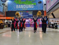Lestarikan Budaya, KAI Daop 2 Hadirkan Kesenian Sisingaan di Stasiun Bandung