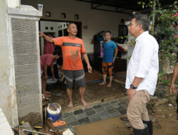 Bey Machmudin Tinjau Lokasi Banjir Bandang Cirebon