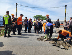 PT KAI Daop 2 Bandung Prihatin Masyarakat Kembali Bongkar Pintu Perlintasan Ciroyom yang Telah Ditutup Permanen