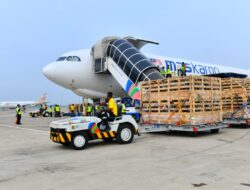 Bey Machmudin Sambut Kedatangan Kargo Perdana di Bandara KertajatiBawa Domba dari Australia