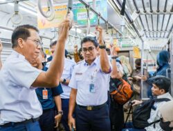 Dirut KAI Tinjau Layanan Kartu Disabilitas Penumpang Commuter Line di Stasiun Manggarai