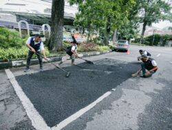 Pemkot Bandung Kick Off Perbaikan Jalan, Warga Bisa Laporkan Jalan Berlubang Ke Nomor Ini