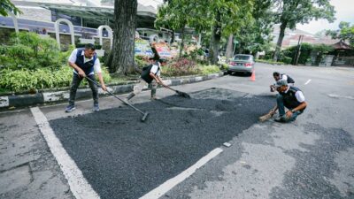 Pemkot Bandung Kick Off Perbaikan Jalan, Warga Bisa Laporkan Jalan Berlubang Ke Nomor Ini