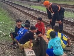 KAI Daop 2 Bandung Larang Masyarakat Ngabuburit di Jalur Kereta Api