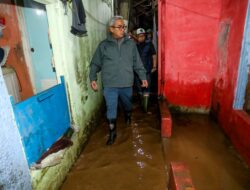 Gerak Cepat, Wali Kota Bandung Tinjau Lokasi Banjir Akibat Hujan Deras