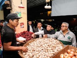 Sahur di Pasar Caringin, Wali Kota Bandung Pastikan Ketersediaan Pangan Aman