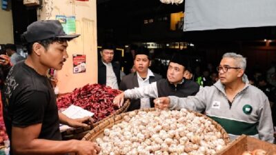 Sahur di Pasar Caringin, Wali Kota Bandung Pastikan Ketersediaan Pangan Aman