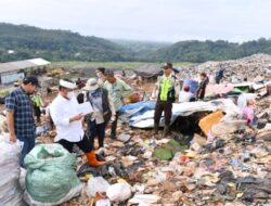 Sekda Jabar Herman Suryatman Cek Longsor Sampah di TPA Sarimukti
