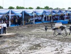 Presiden Prabowo Tebar Benih Padi Dengan Teknologi Drone Pertanian