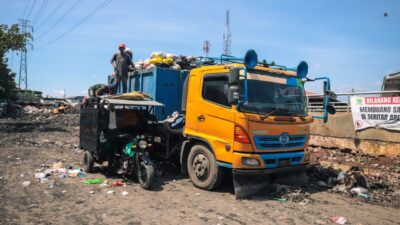 Ribuan Kubik Sampah Diangkut dari Pasar Gede Bage Bandung