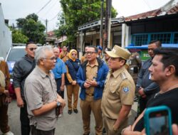 Wakil Walikota Bandung Erwin Tinjau Drainase di Komplek Guruminda, Upayakan Penanganan Banjir Lebih Maksimal